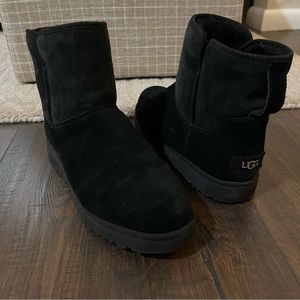 UGG Australia Classic Short Black Boot Women’s Size 8 Worn 3-4 times! RETAIL$180